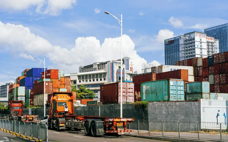 Digital advertising for logistics operators